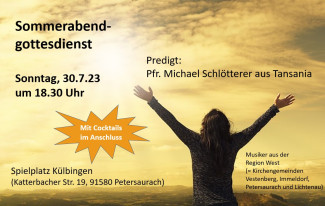 Gelber Sonnenhimmel mit Wolken und einer Frau die mit ausgebreiteten Armen betet