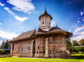 bunt bemalte orthodoxe klosterkirche
